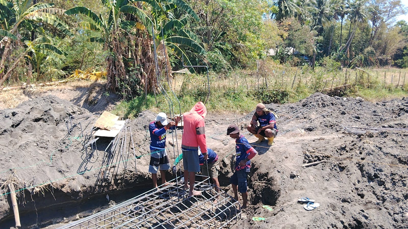 *TNI dan Warga Salajangki Kebut Pembangunan Jembatan Beton di Aliran Sungai Jatia Kabupaten Gowa*