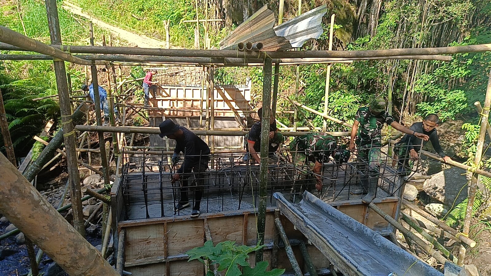 *Tingkatkan Akses Desa, TNI dan Warga Tombolo Pao Bahu-Membahu Bangun Jembatan Beton Ere Pucca’*