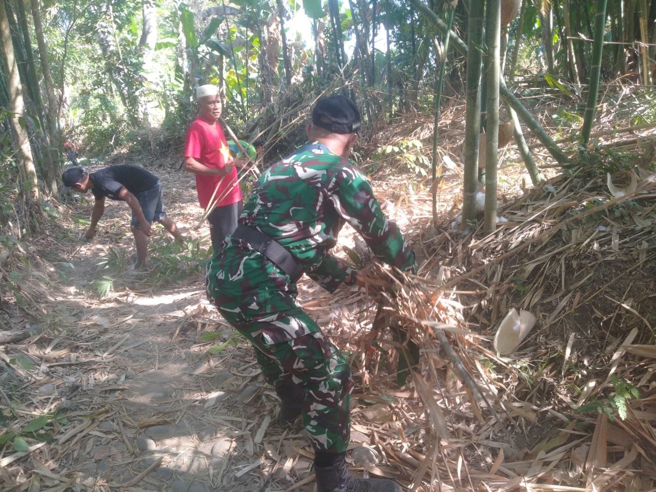 *Wujudkan Program "Annangkasi", Babinsa dan Warga Julu Bori Gotong Royong Bersihkan Desa*