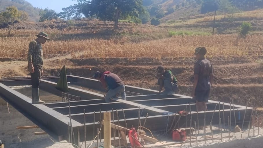 *Sinergi TNI dan Masyarakat Pacu Pembangunan Jembatan Beton Sungai Badenglolo Tahap V hingga 64%*