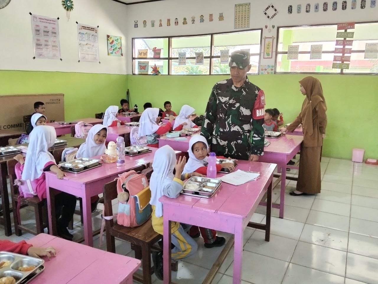 *Wujud Kepedulian Generasi Muda, Babinsa dan Yayasan Gowata Bagikan Makanan Bergizi Gratis*