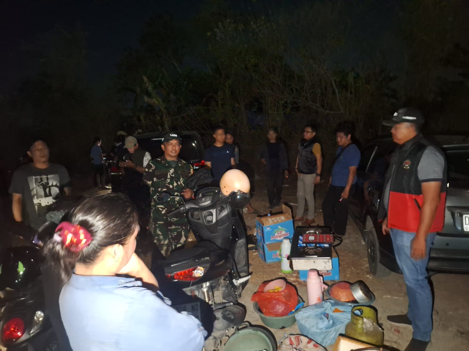 *Bersihkan Lingkungan dari Perjudian, Personil Gabungan TNI-Polri Bongkar Arena Judi Sabung Ayam di Bontomarannu*