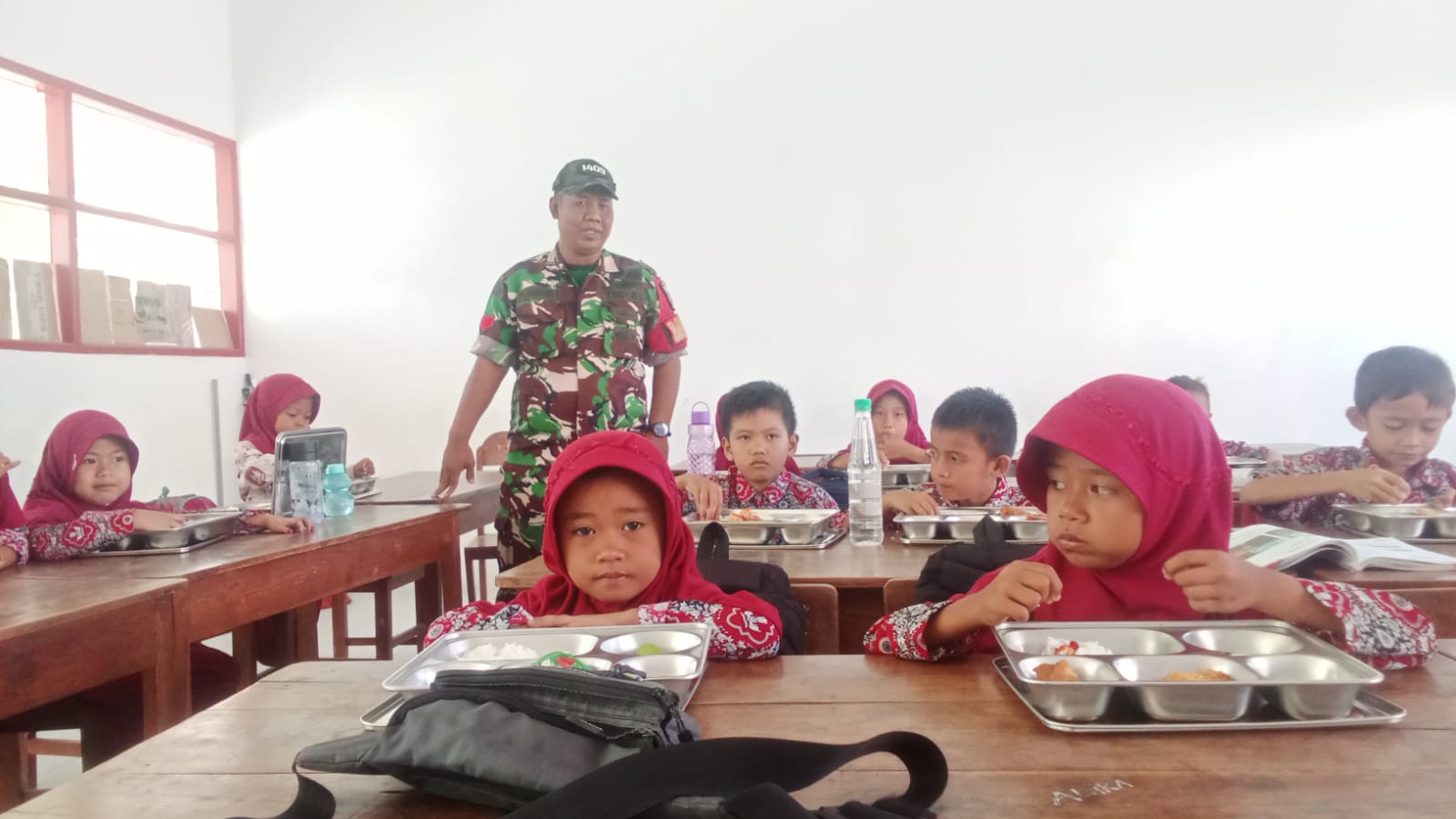 *Babinsa Koramil 06/Bajeng Kawal Distribusi Pemenuhan Gizi 3.120 Penerima Manfaat di Bontosunggu*