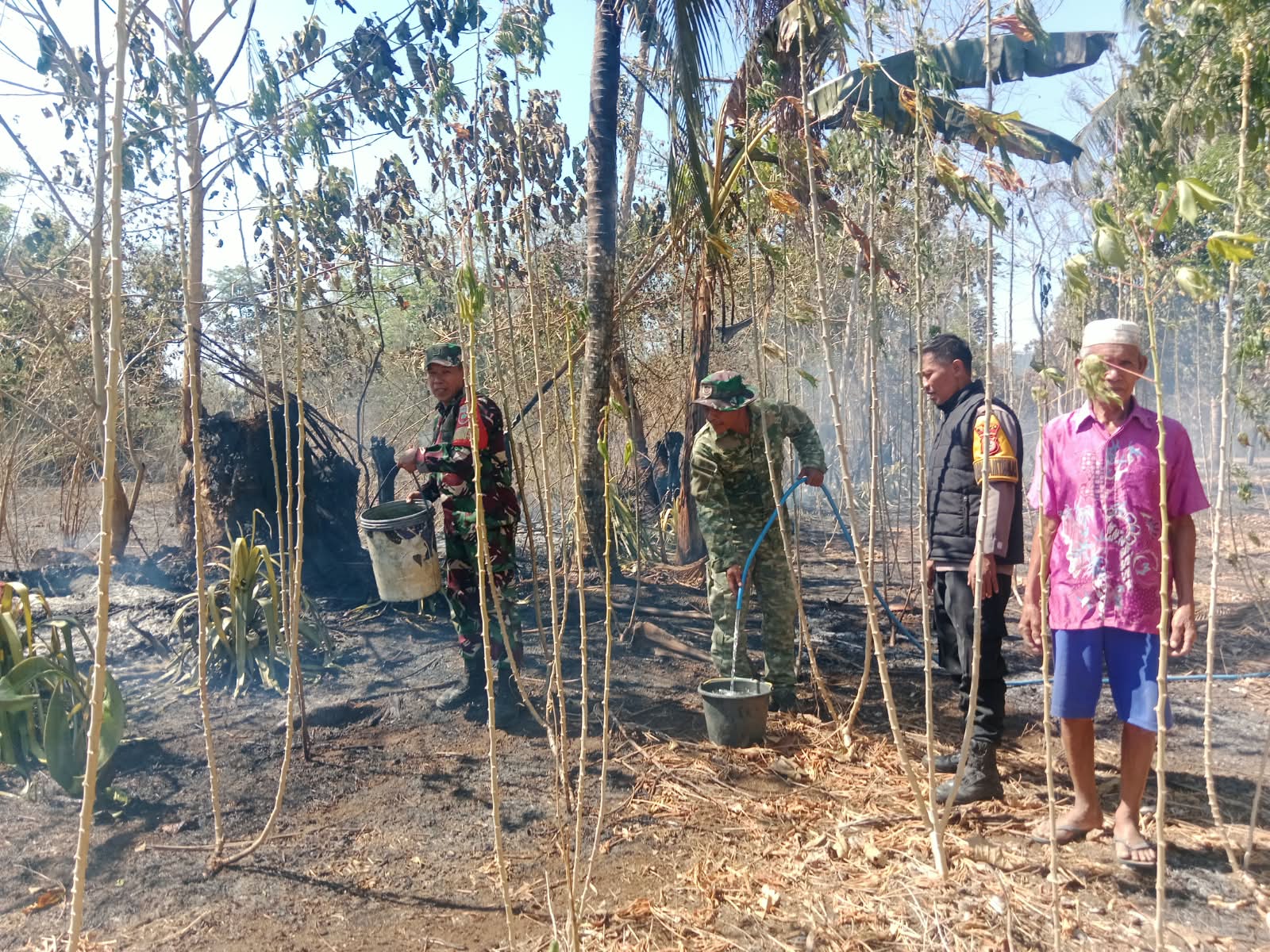 *TNI-Polri Bersama Masyarakat Gerak Cepat Padamkan Kebakaran Lahan 2,5 Hektare di Wilayah Kodim 1409/Gowa*