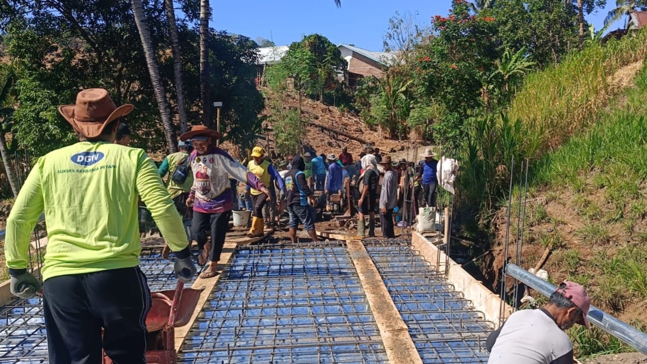 Kemanunggalan TNI dan Rakyat Bergelora di Pembangunan Jembatan Sungai Badenglolo*