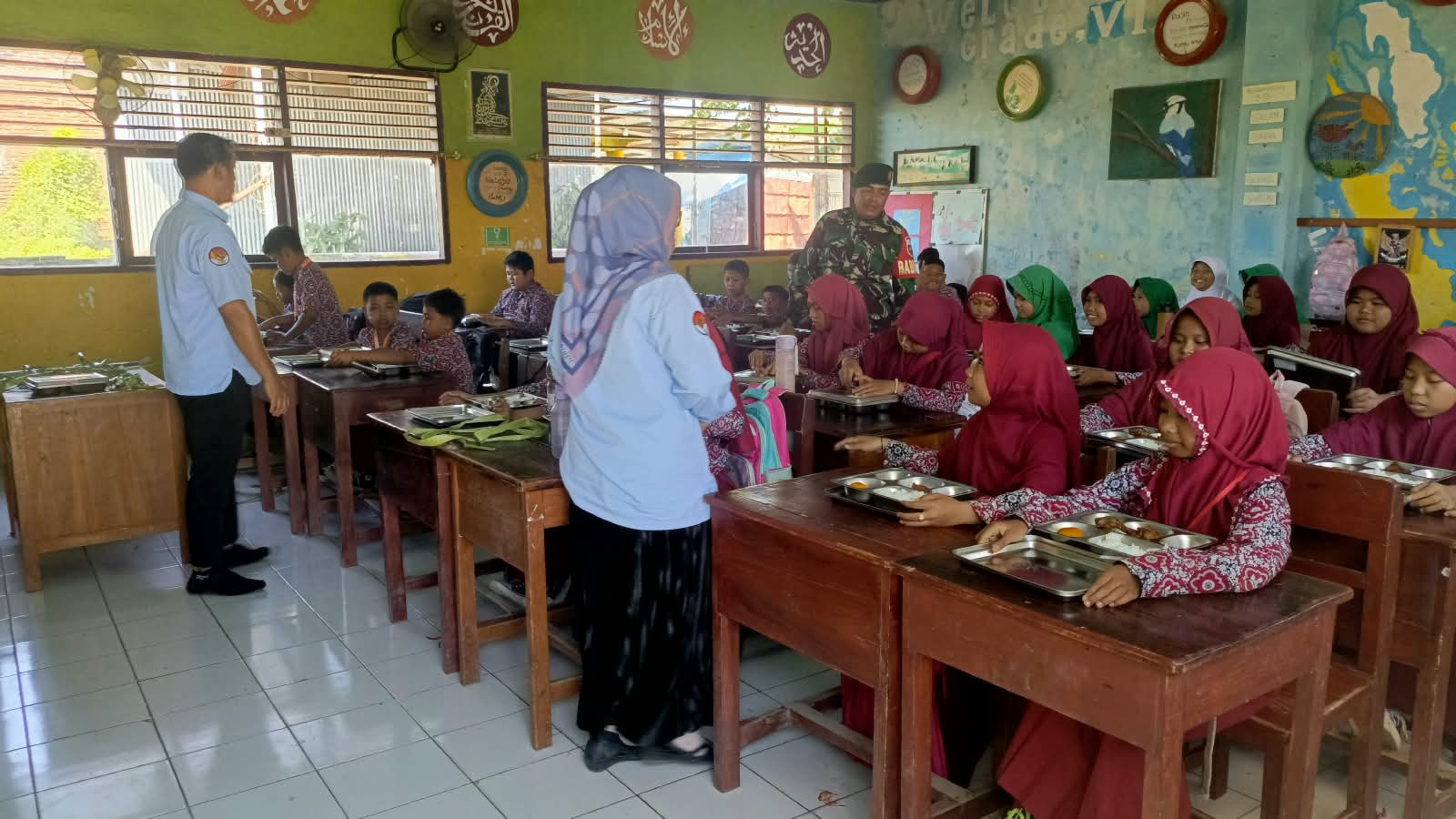 *Wujud Sinergi Kawal Generasi Emas, Babinsa Koramil 1409-06/Bajeng Dampingi Pembagian Makan Bergizi Gratis bagi 1.229 Penerima Manfaat di Gowa*