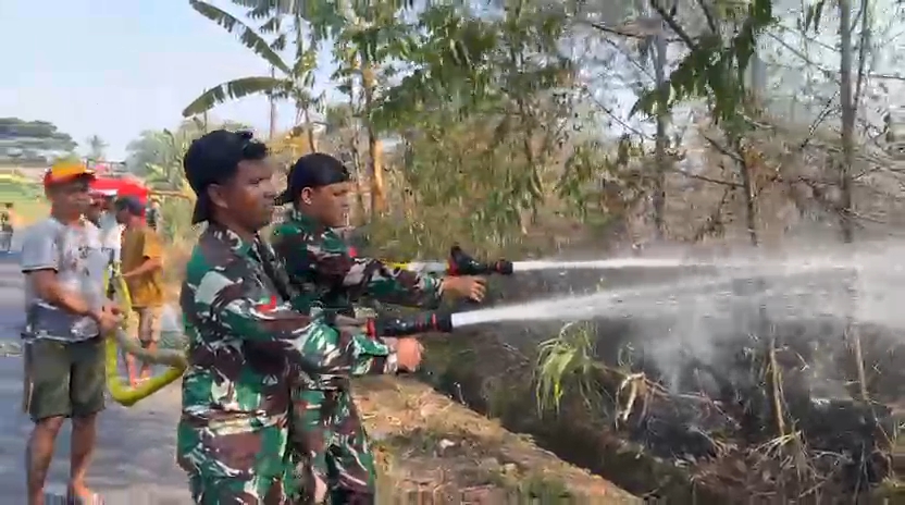 *Aksi Cepat Kodim 1409/Gowa dan Yon Zipur 8/SMG Berhasil Padamkan Karhutla di Pattallassang*