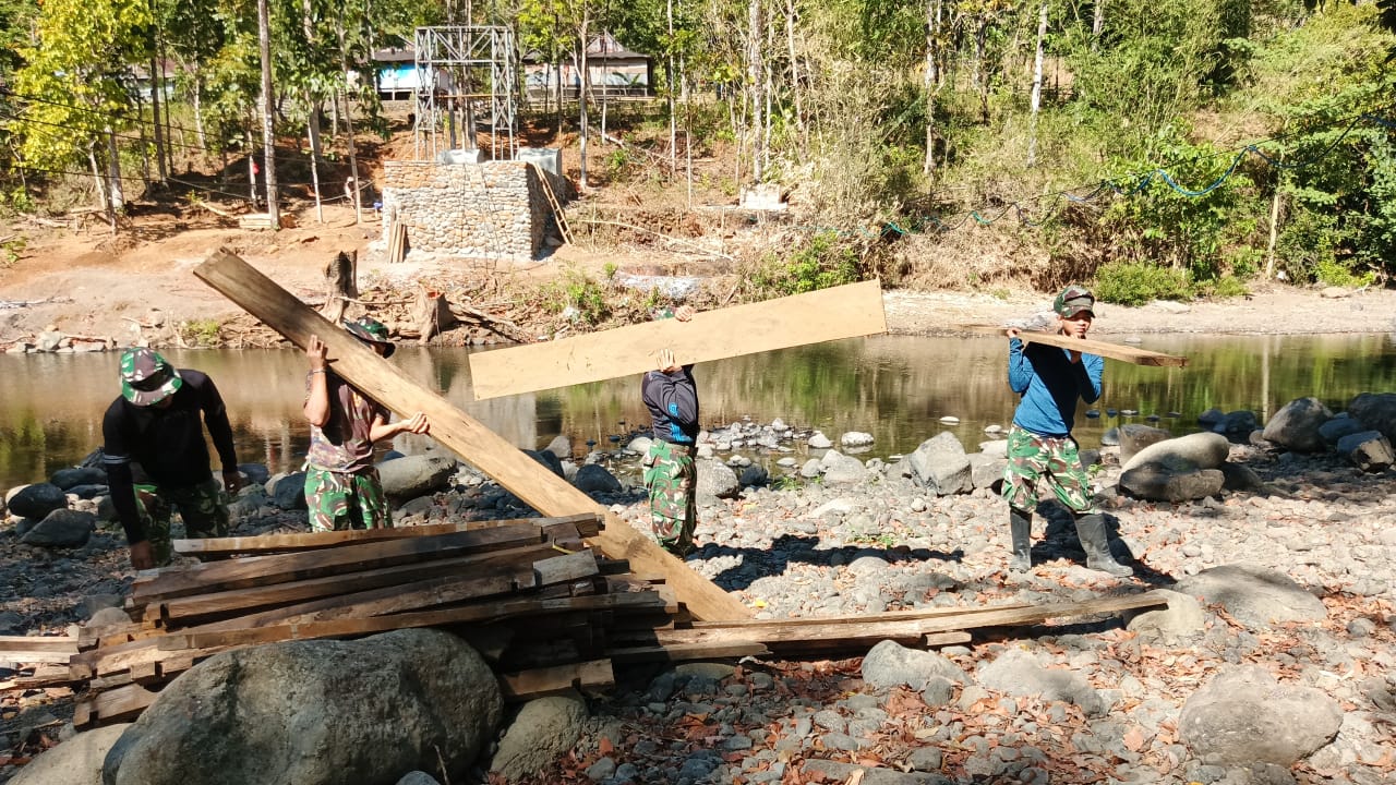 *Tingkatkan Aksesibilitas Desa, Kodim 1409/Gowa Genjot Pembangunan Jembatan Lambere*
