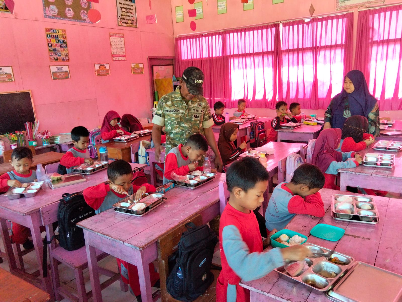 *Kawal Program Pemenuhan Gizi, Babinsa Desa Mandalle Sukseskan Operasional SPPG Polres Gowa*