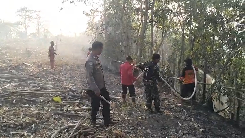 *Aksi Cepat Kodim 1409/Gowa Bersama Tim Gabungan Berhasil Padamkan 5 Hektar Karhutla di Pattalassang dan Parangloe*