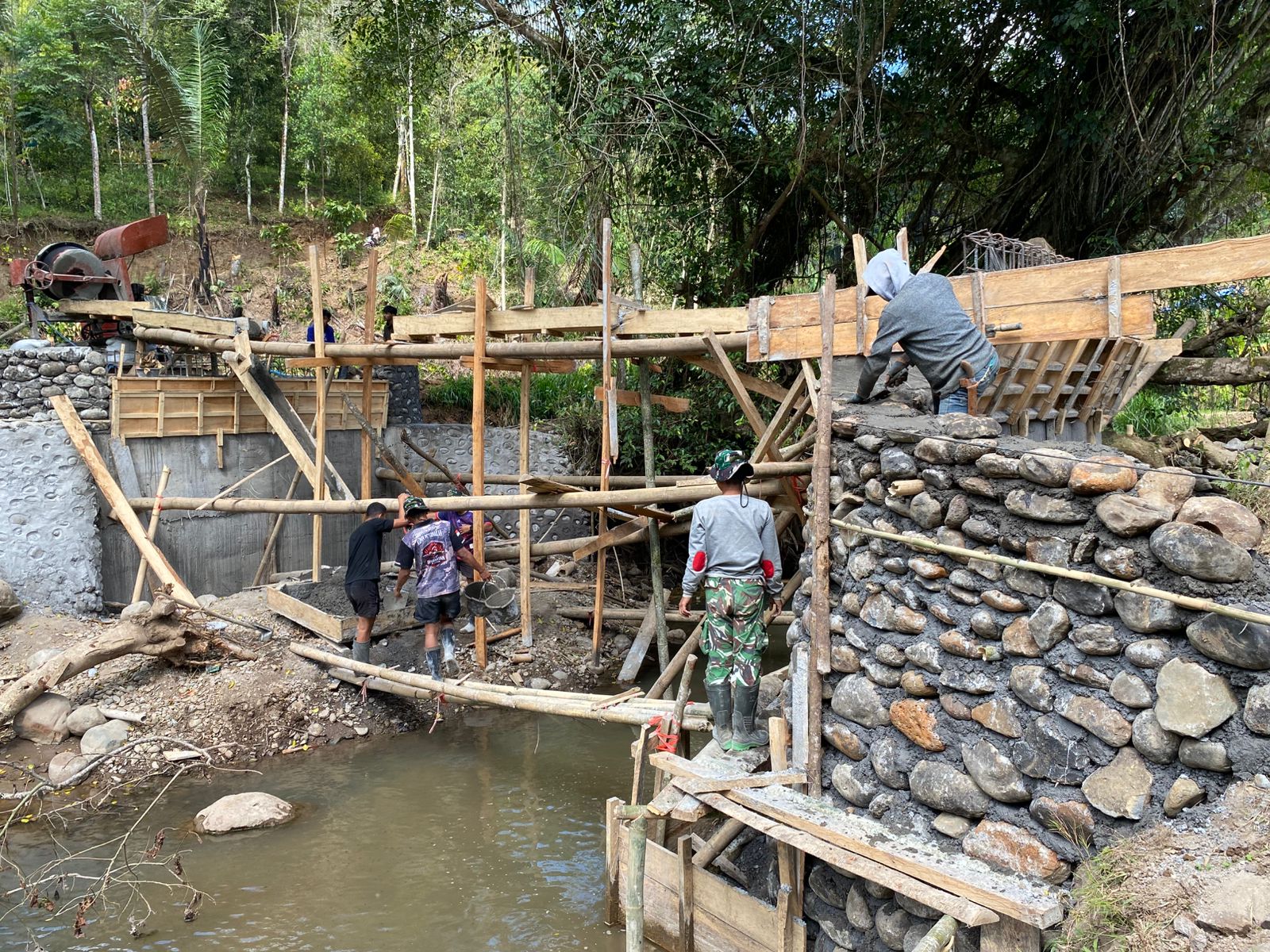 *Kemanunggalan TNI-Rakyat Diwujudkan dalam Pembangunan Jembatan Beton Mamingko Tahap VI di Gowa*