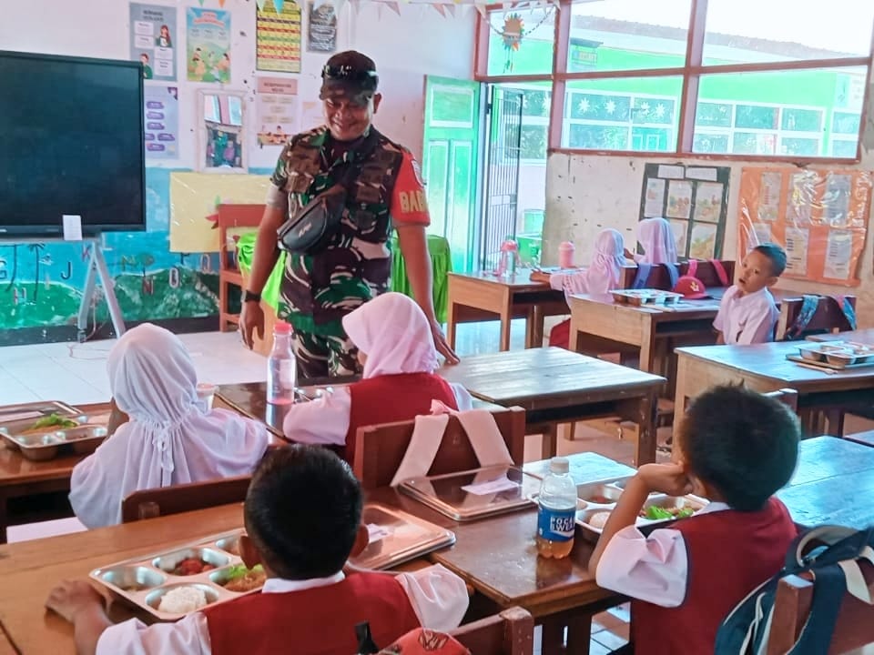 *Dukung Pemenuhan Gizi Masyarakat, Babinsa Kelurahan Mata Allo Dampingi Penyaluran Makanan Bergizi di SPPG 1 Bajeng*