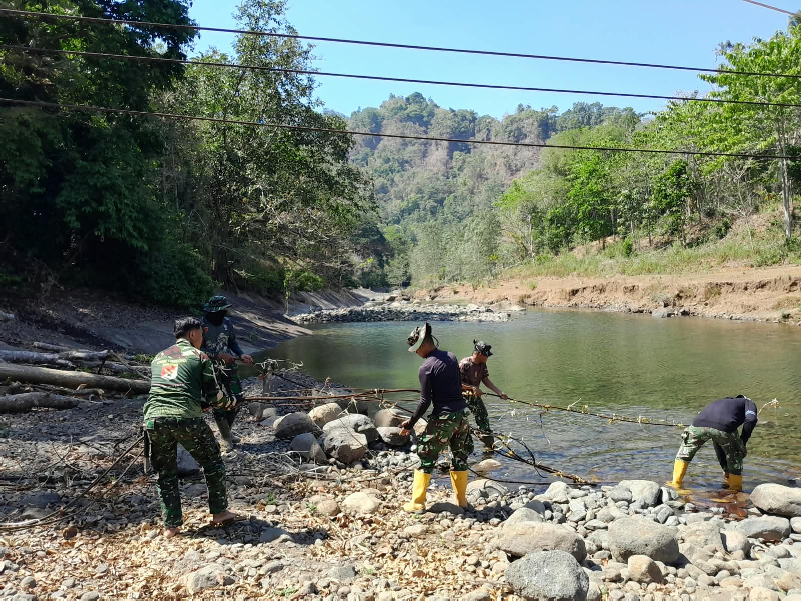 *Bahu-Membahu TNI dan Warga Buakkang Percepat Pembangunan Jembatan Perintis di Gowa*