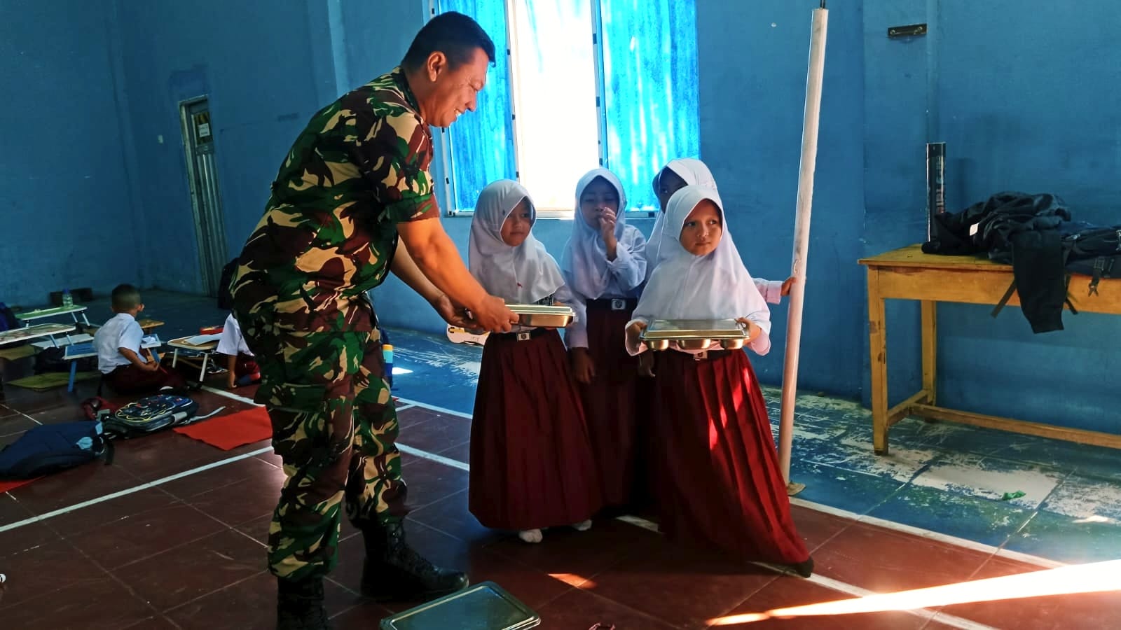 *Sinergi Babinsa dan Badan Gizi Nasional Sukseskan Pembagian MBG di Kabupaten Gowa*