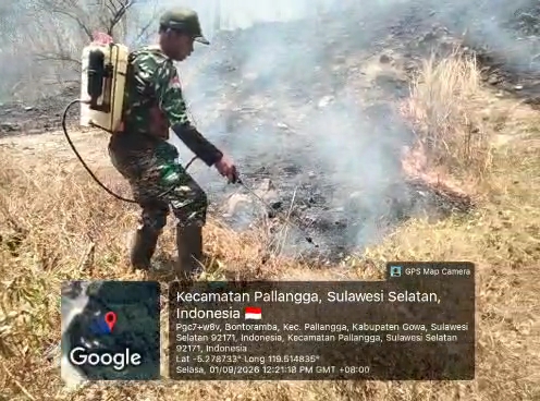 *Gerak Cepat Tangani Karhutla, Babinsa Kodim 1409/Gowa Selamatkan Lahan Warga Sokkolia*