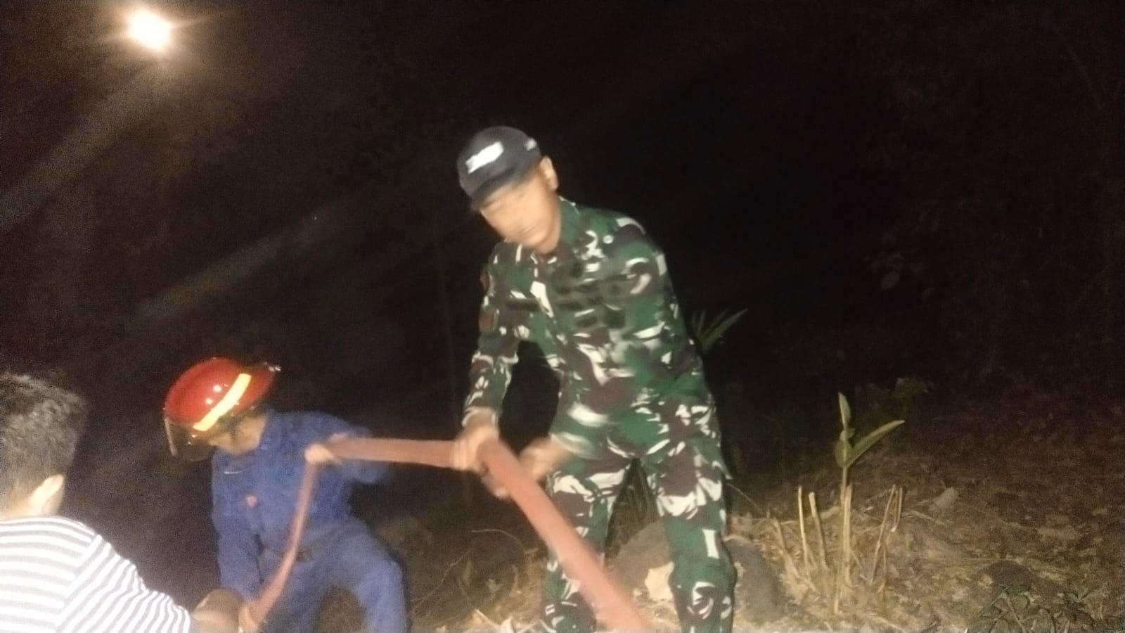 *Sinergitas TNI, Damkar, dan Warga Gowa Sukses Padamkan Karhutla di Pattallasang*