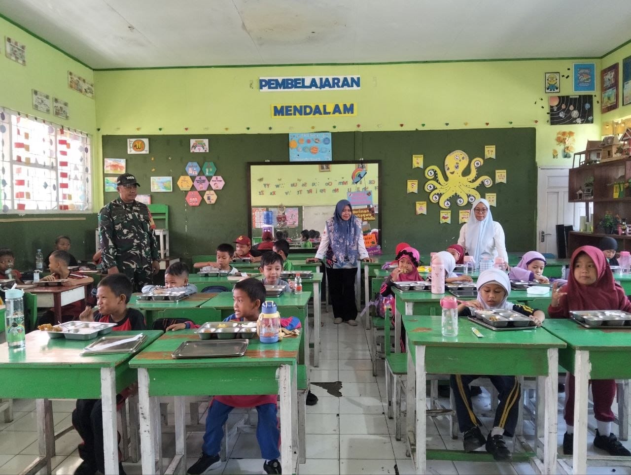 *Kawal Gizi Generasi Emas, Babinsa Koramil Pallangga Dampingi Pembagian MBG di Desa Bontoala*