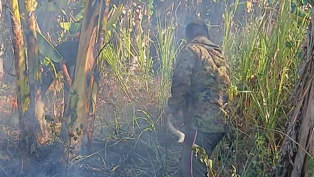 *Sinergi Babinsa dan Warga Bontomarannu Berhasil Jinakkan Si Jago Merah di Lahan 1 Hektar*