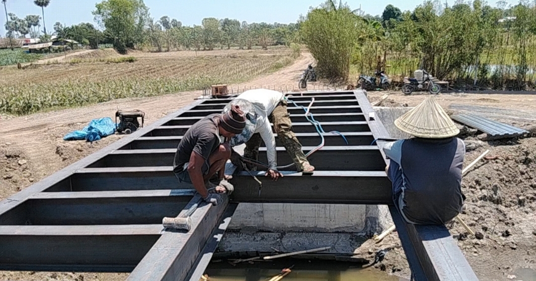 *Wujud Sinergi TNI-Rakyat, Pembangunan Jembatan Kanal Pabbundukang Terus Dikebut*