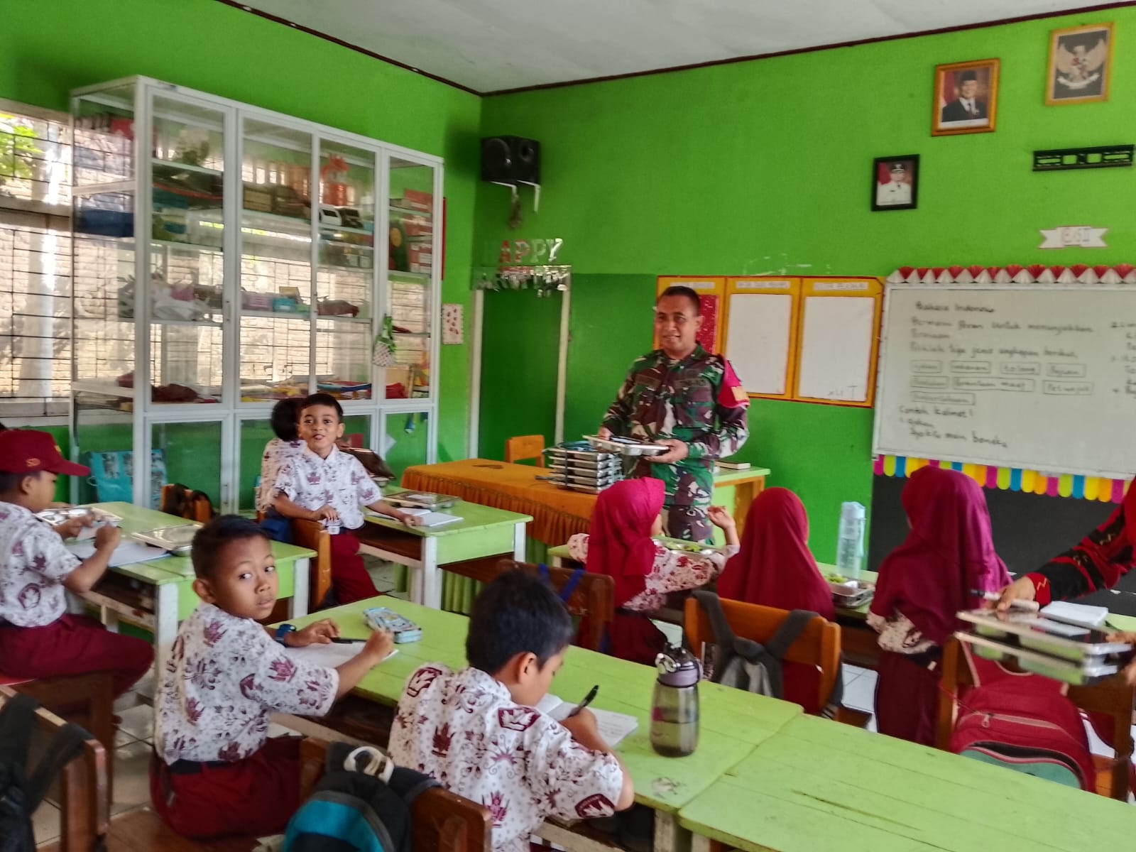 *Kawal Program Pemerintah, Babinsa Pantau Langsung Makan Bergizi Gratis di Lempangan*