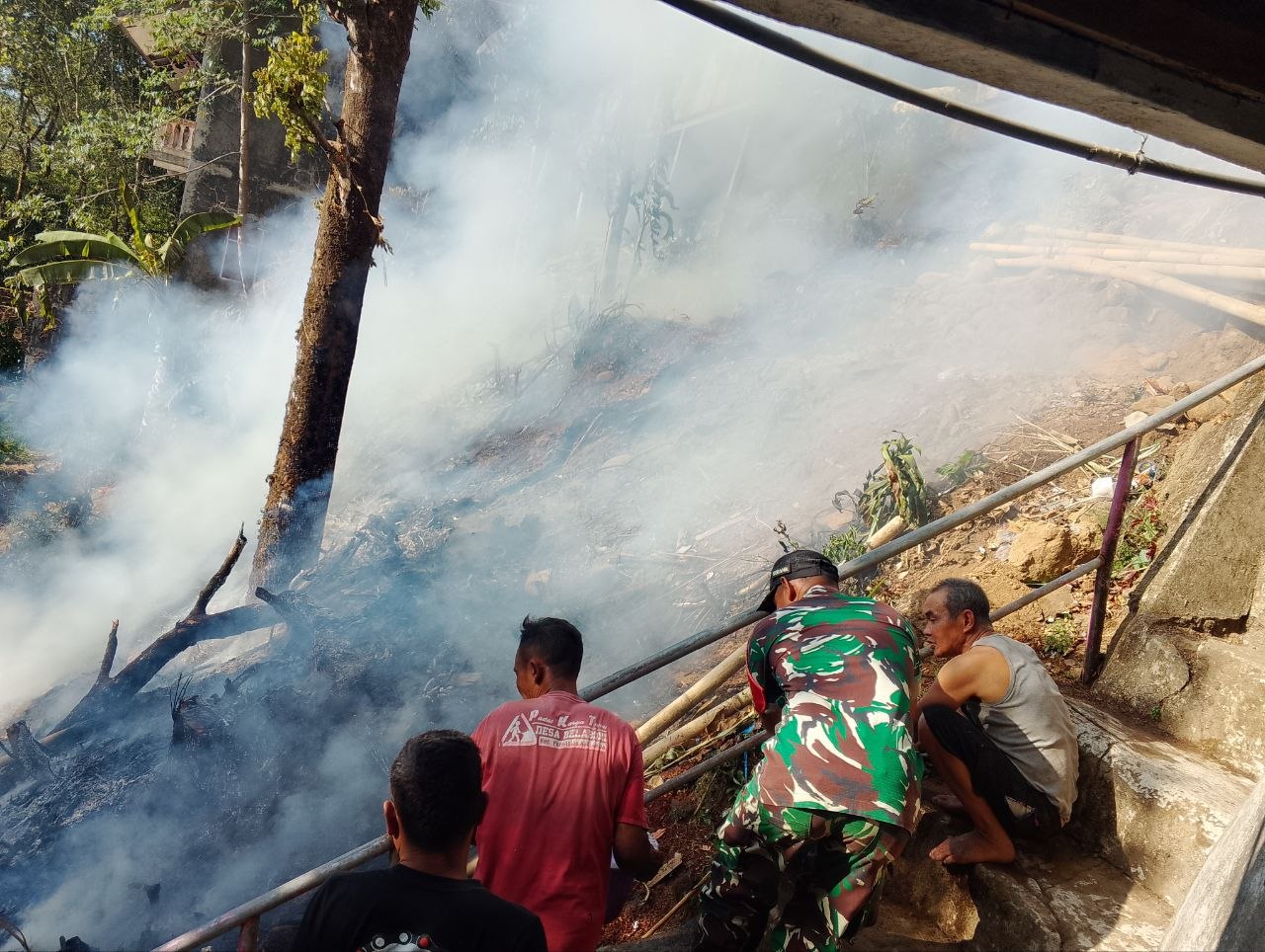 *Gerak Cepat Aparat dan Warga Padamkan Kebakaran Lahan di Malino Gowa*