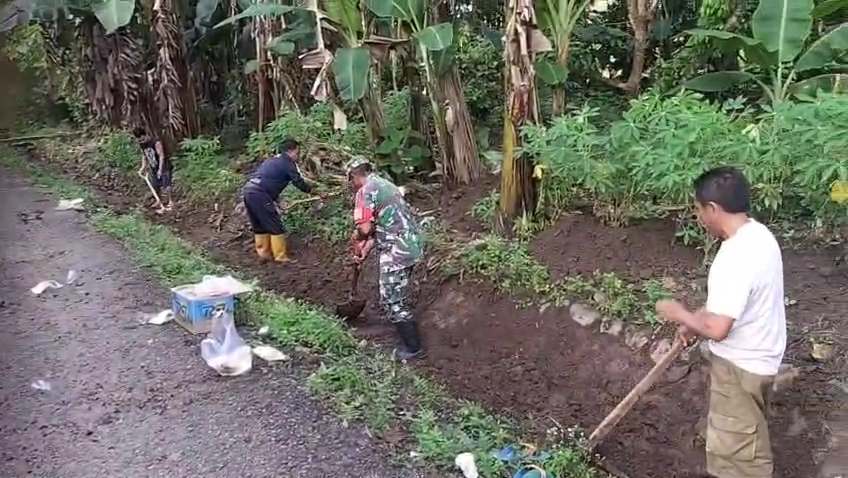 *Perkuat Hubungan Emosional dengan Warga, Babinsa dan Bhabinkamtibmas Gotong Royong di Desa Bontoramba*