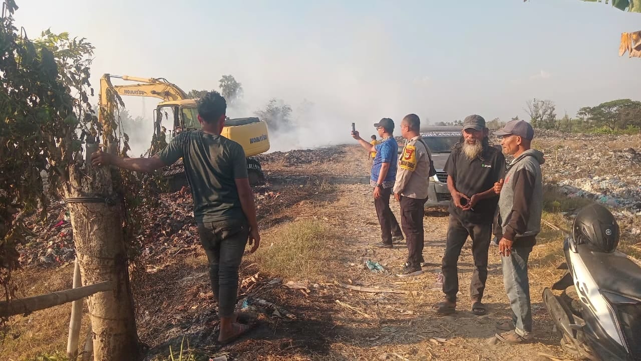 *Sinergi Cepat Babinsa dan Warga Padamkan Kebakaran TPA Bajeng*