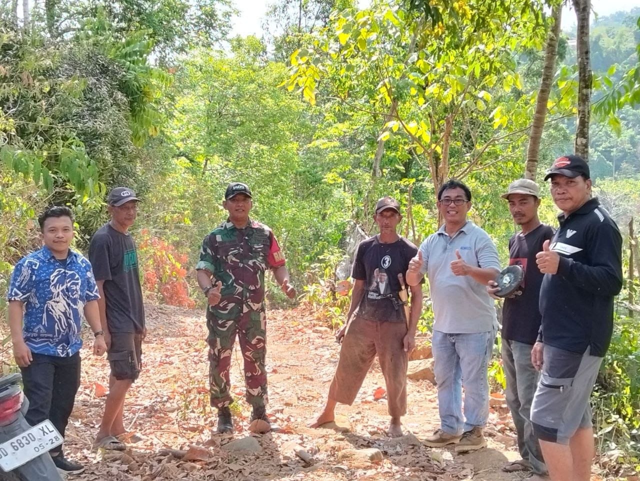 *Babinsa Dampingi Perwakilan Korem dan Pemkab Gowa Ukur Lahan Rencana Pembangunan Jembatan Merah Putih*
