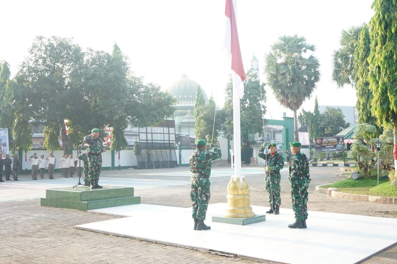 *Dandim 1409/Gowa Pimpin Upacara Bendera Mingguan, Kobarkan Semangat Nasionalisme Prajurit*