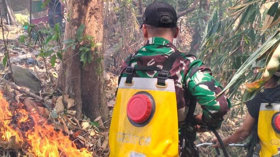 *Gerak Cepat Laporan Warga, Babinsa dan Manggala Agni Padamkan Kebakaran Lahan di Gowa*