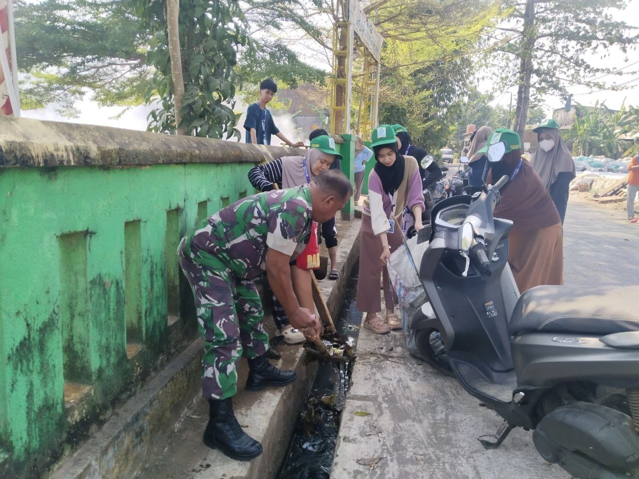 KERJA BAKTI BERSAMA MASYARAKAT KELURAHAN MAWANG, BABINSA HADIR TEGUH DI TENGAH MASYARAKAT