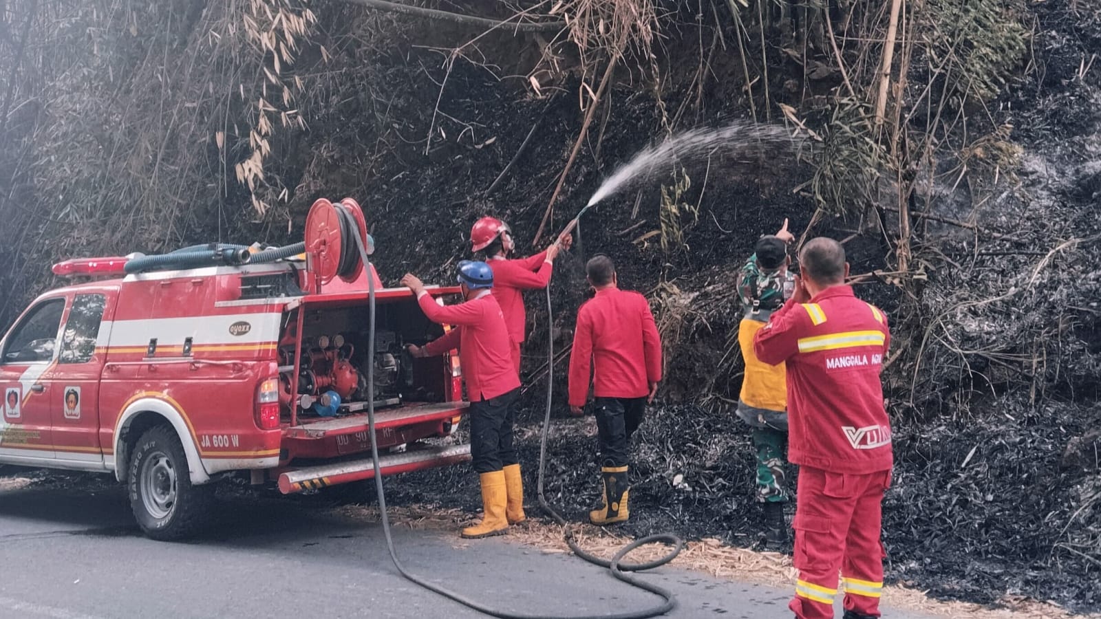 *TNI dan Manggala Agni Sigap Tangani Kebakaran Lahan di Dusun Bontoloe*