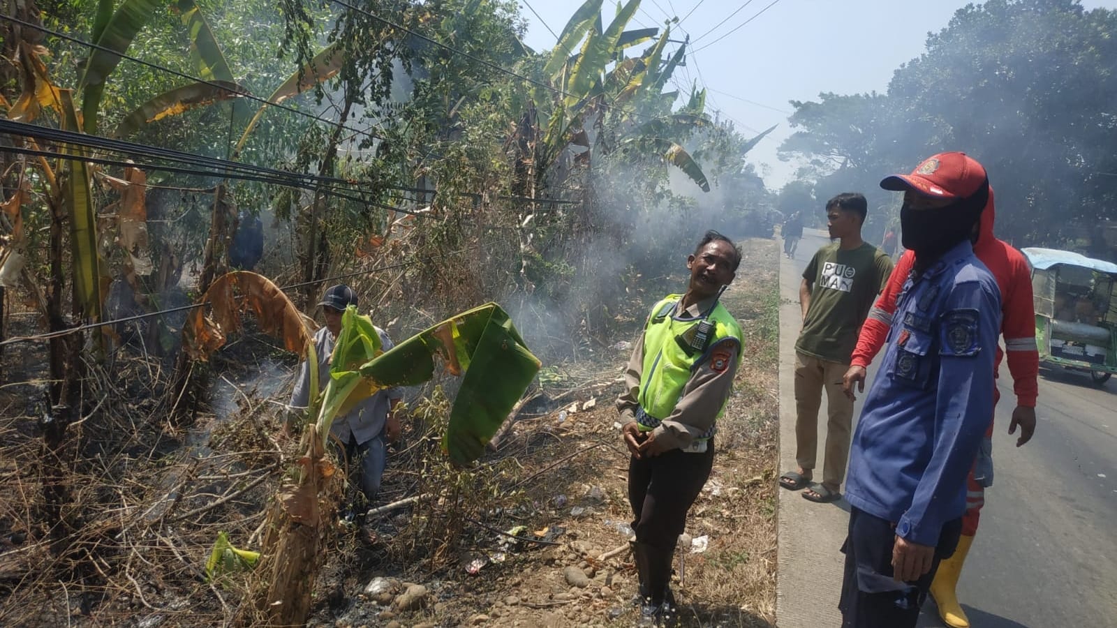 *Sinergi Cepat TNI-Polri dan Damkar Padamkan Kebakaran Lahan di Pattallassang Gowa*