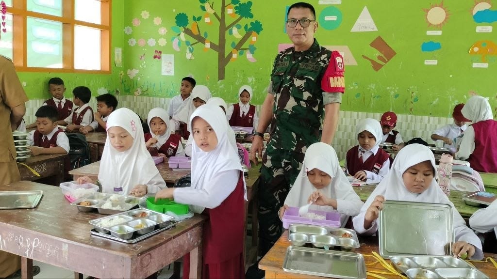 *Sinergi Kawal Program Gizi, Babinsa Koramil Pallangga Dampingi Pendistribusian MBG*