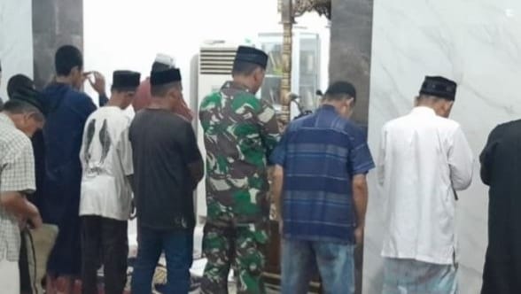 *TNI Manunggal Bersama Rakyat, Babinsa Koramil 1409-01/Somba Opu Laksanakan Safari Subuh dan Komsos*