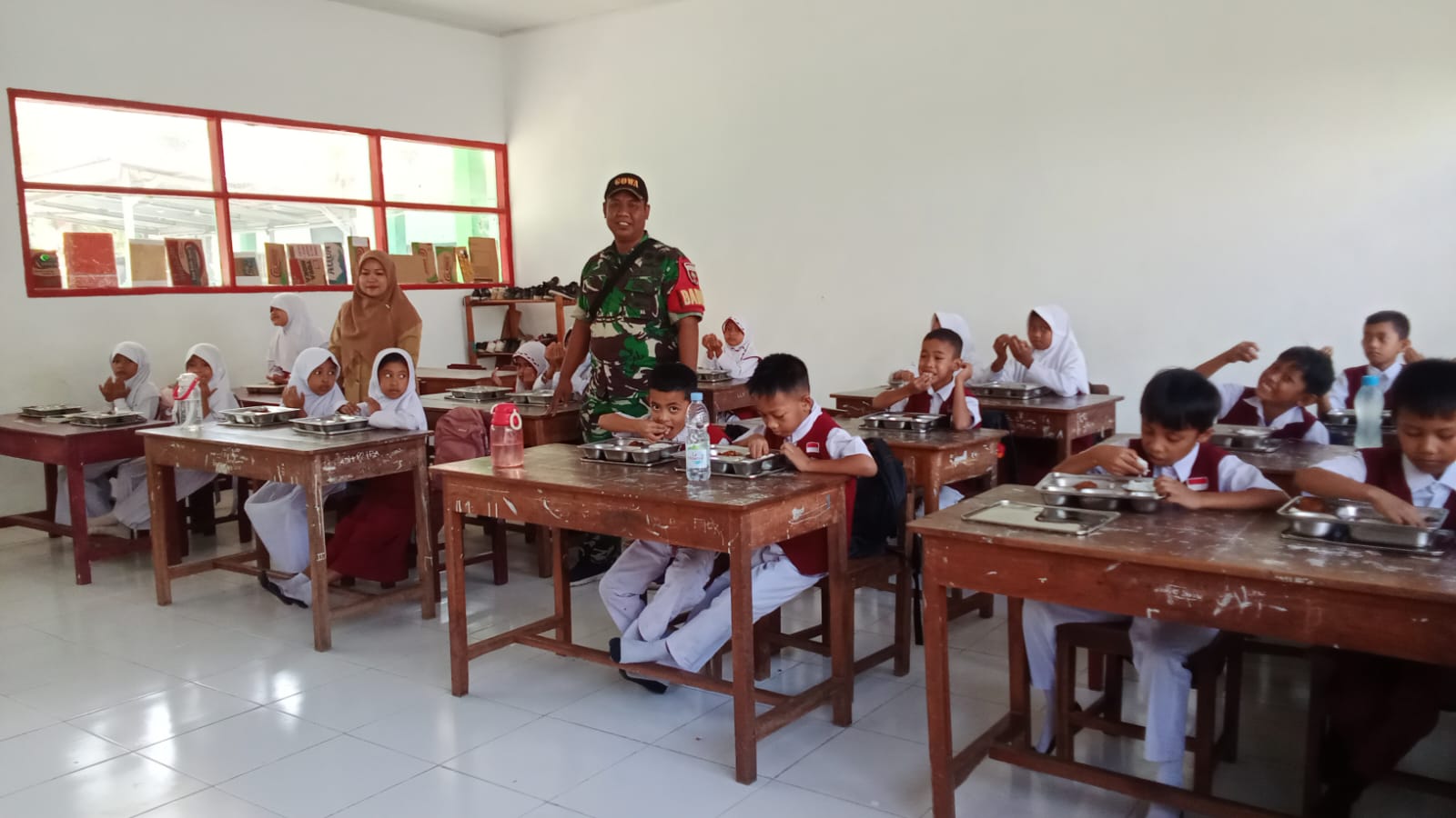 *Babinsa Maccinibaji Dampingi Penyaluran 3.120 Paket Gizi Sehat di Yayasan Simpul Hatana Paramma*