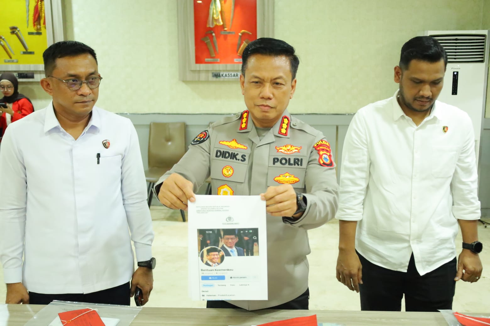 *Konferensi Pers Polda Sulsel Ungkap 11 Modus Tindak Pidana Siber, 22 Tersangka Diamankan*