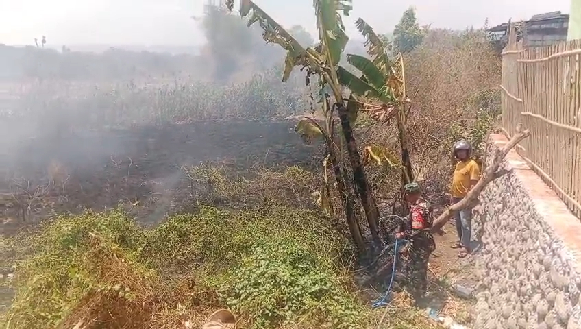 Tanggap Darurat, Babinsa Bersama Warga Jinakkan Api di Nirannuang Gowa