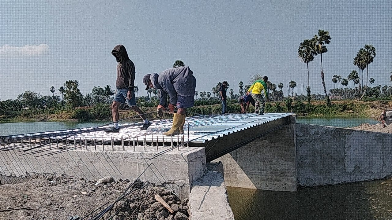 *Kebersamaan TNI dan Rakyat Dongkrak Pembangunan Jembatan Pabbundukang Hingga 71 Persen*