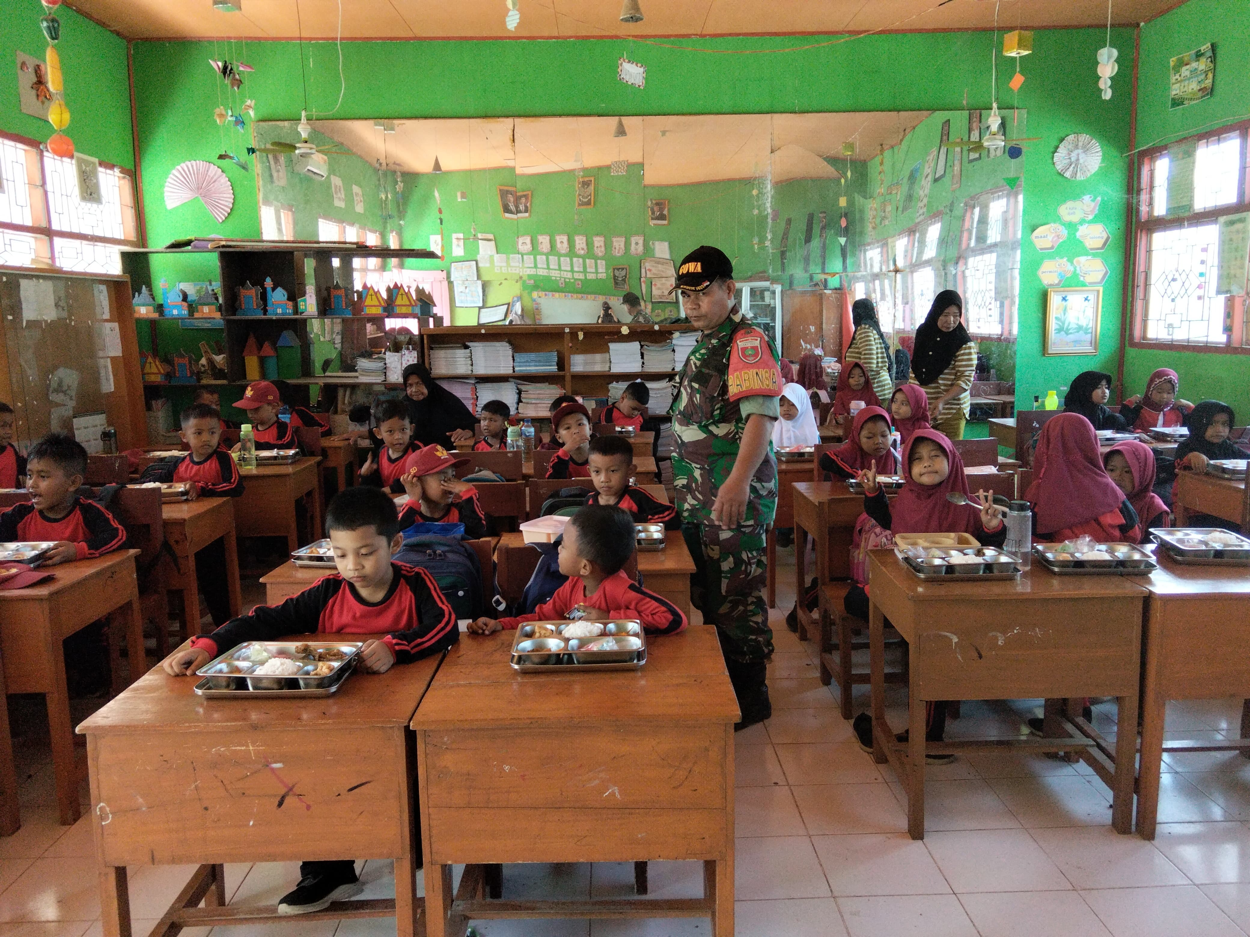 *Kolaborasi Babinsa dan Pihak Sekolah Sukseskan Penyaluran Makan Bergizi Gratis di Desa Taring*