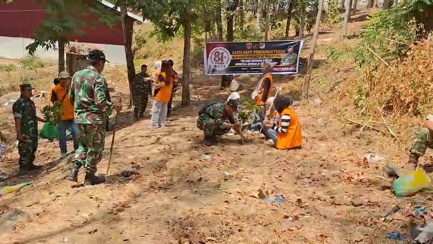 Aksi Nyata HUT TNI ke-81, Koramil 1409-02/Parangloe Gandeng Mahasiswa Tanam Pohon