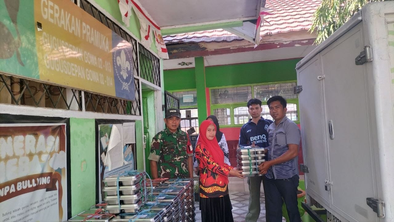 *Pastikan Makanan Layak dan Bergizi, Babinsa Desa Bontoramba Pantau Langsung Pembagian MBG*