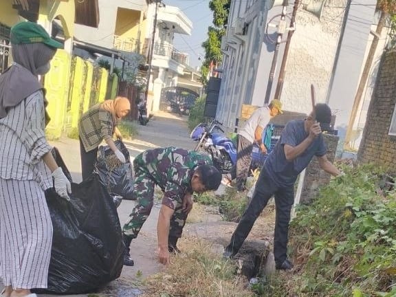 *Sinergi TNI, Mahasiswa KKN UIN, dan Warga Gowa Bersatu Wujudkan Lingkungan Bersih Lewat Karya Bakti*