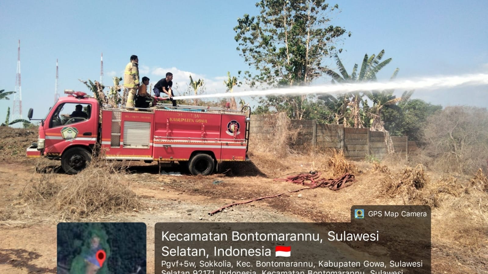 *Aksi Cepat Babinsa dan Damkar Jinakkan Api yang Hanguskan Lahan Warga di Gowa*