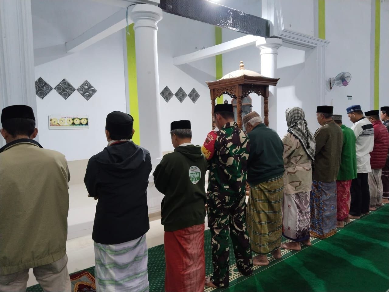 *Rajut Silaturahmi Lewat Ibadah, Babinsa Koramil 1409-07/Tompobulu Laksanakan Sholat Subuh Bersama Warga Binaan*