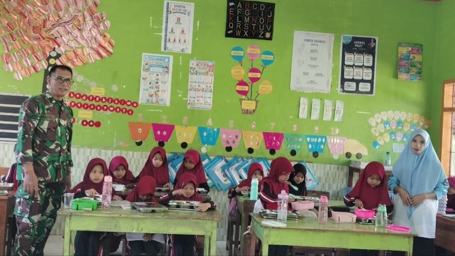 *Sinergi TNI dan Yayasan Gowata Sukses Salurkan Ratusan Porsi Makanan Bergizi di Pallangga*