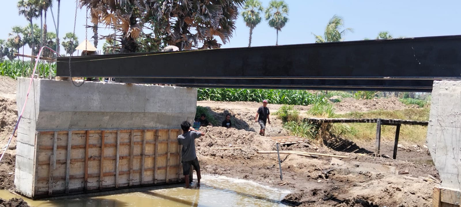 *Warga Dusun Jatia Sambut Antusias Kelanjutan Proyek Jembatan Beton Kodim 1409/Gowa*