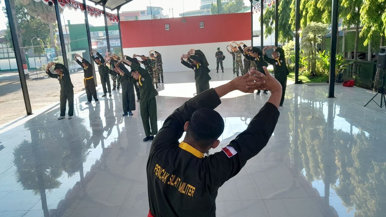 *Pencak Silat Militer Jadi Ajang Pembinaan Fisik Rutin Personel Kodim 1409/Gowa*