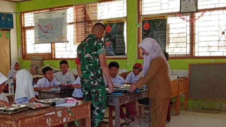*Babinsa Gowa Kawal Ketat Program Makan Bergizi Gratis Demi Kesehatan Generasi Bangsa*