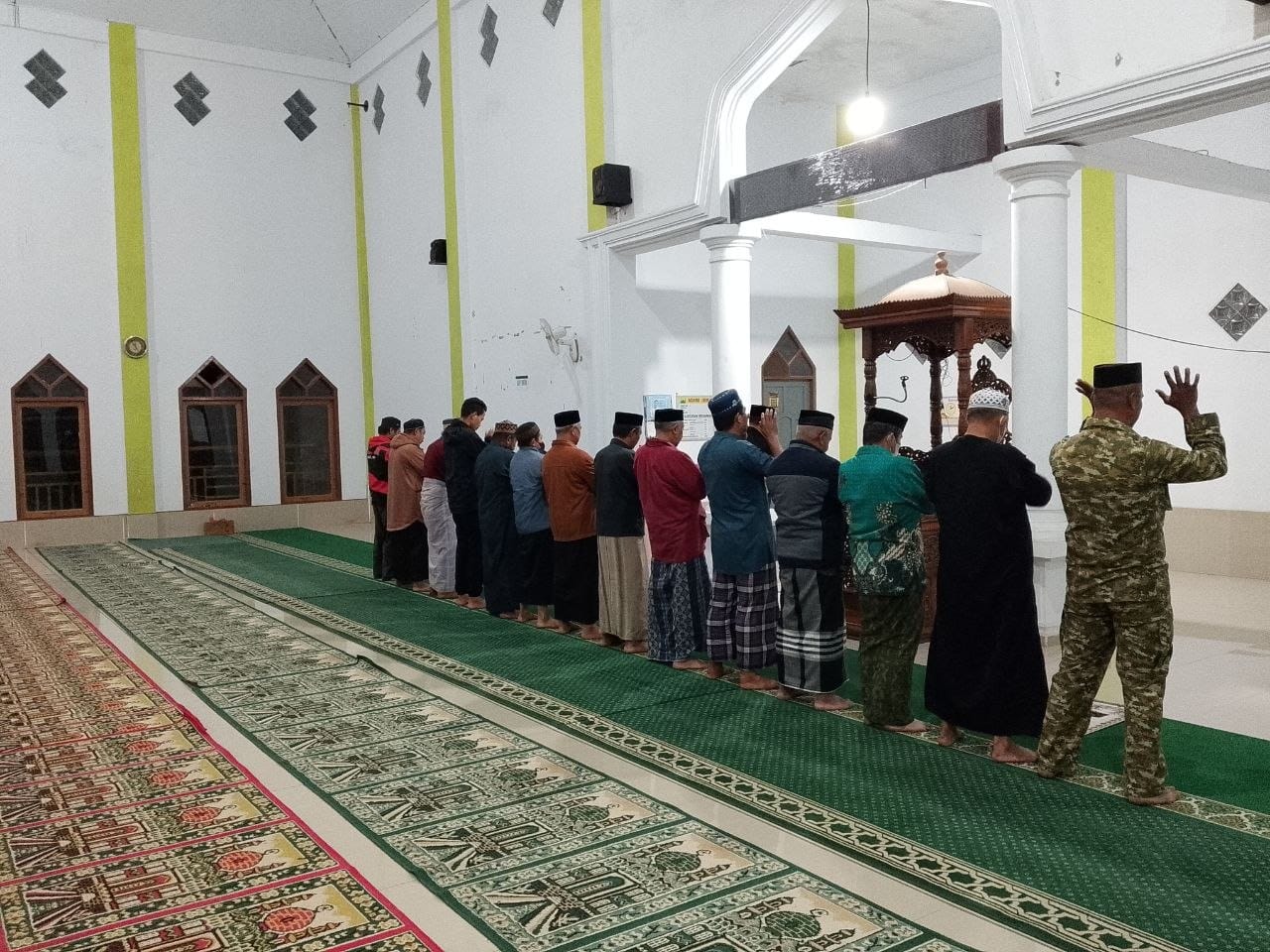 *Babinsa Koramil Tompobulu Laksanakan Sholat Subuh Berjamaah Sekaligus Komsos dengan Tokoh Agama*